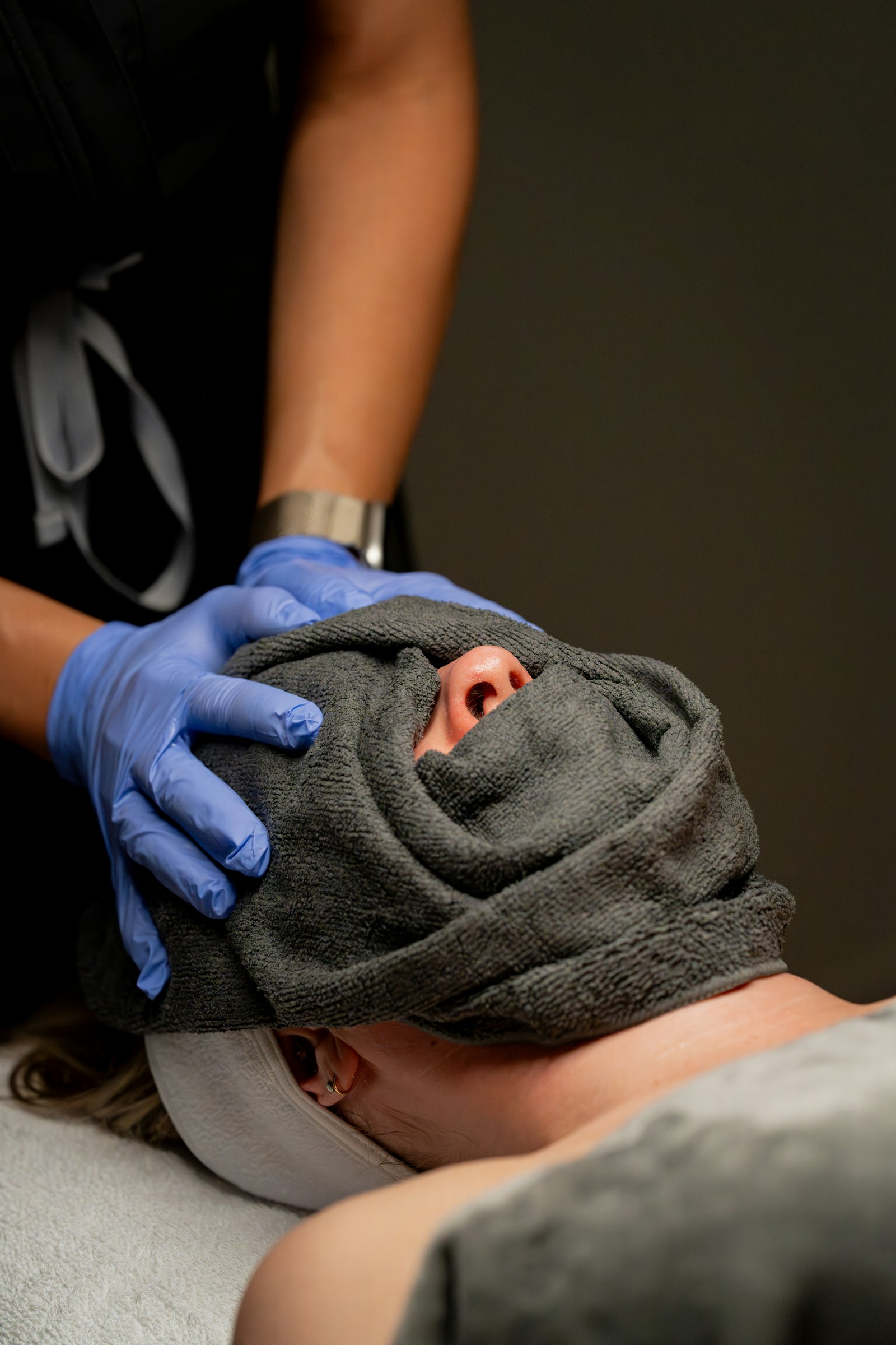 Yüzü havluyla örtülü spa bakımı