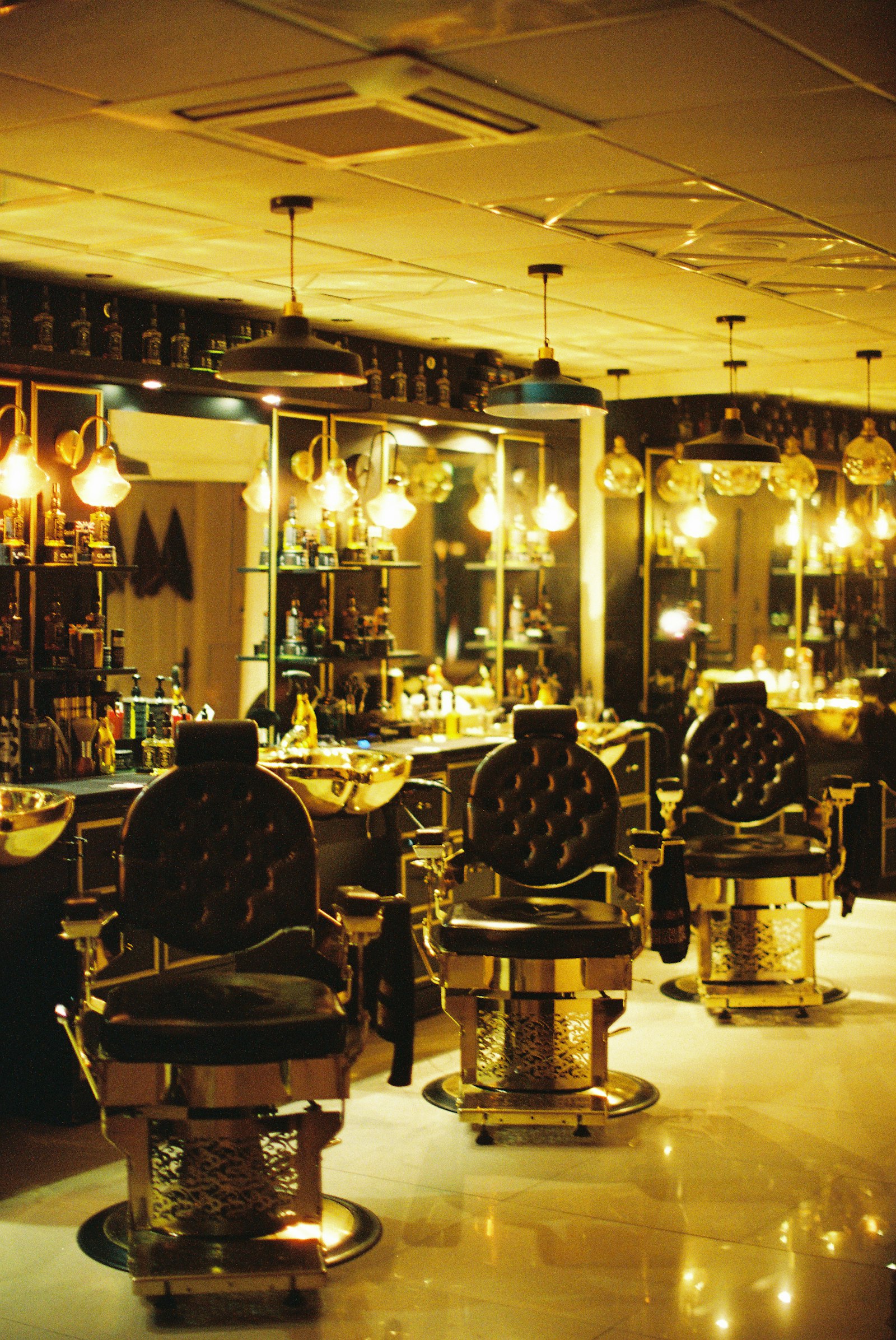 Loş, lüks salon koltukları